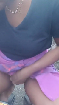 Apretando mis tetas retorciendo mis pezones meando al aire libre