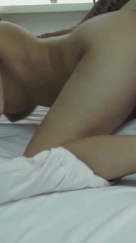 O brunetă drăguță are parte de o șarjă de spermă pe sânii ei mari