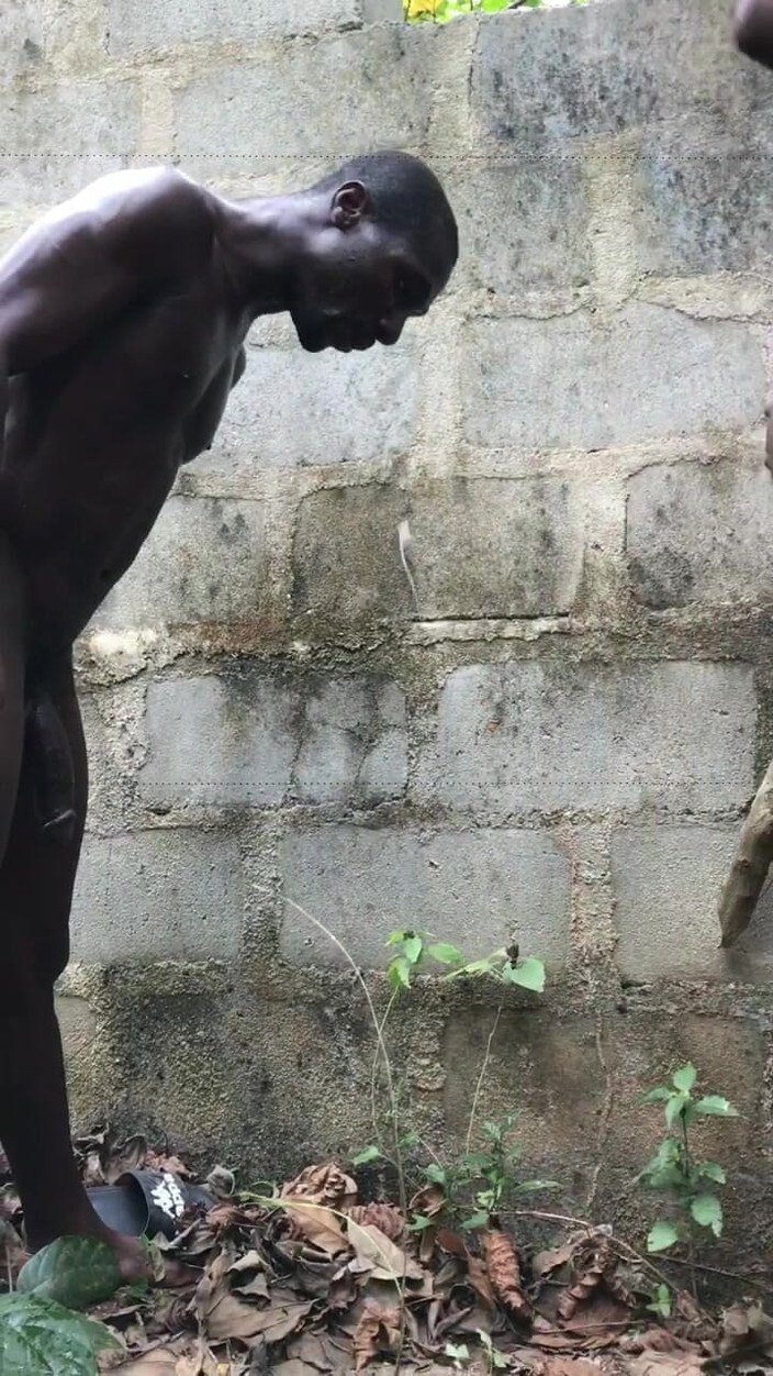 Sexylary: Секс на відкритому повітрі, м'язистий африканський топ-хлопець зносить бідну нижню дупу всередину куща