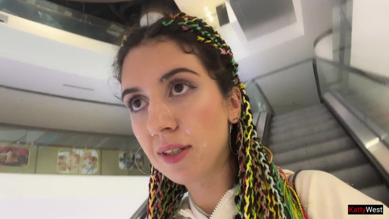 Katty West: Божевільна прогулянка з камшотом у торговому центрі