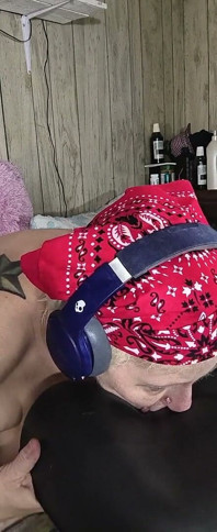 ストラップオンで彼女のビッチを抱く 射精がたくさん行われている