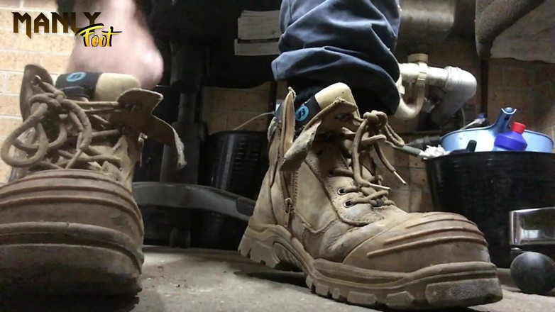 Manlyfoot: Cukup sibuk di tempat kerja hari ini - ayo sembah kakiku...