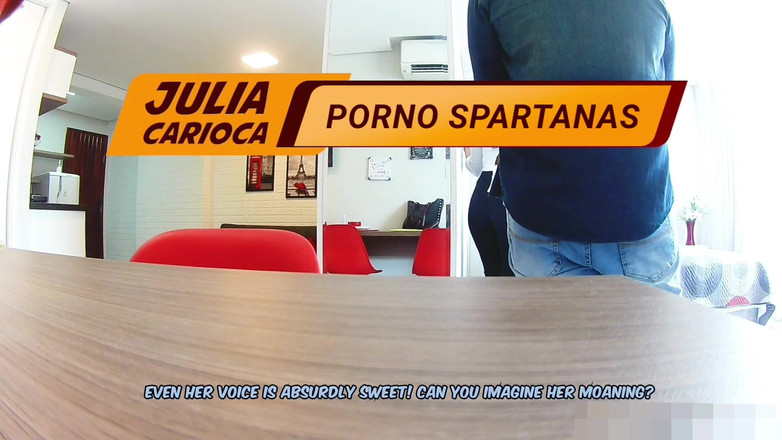 Julia Carioca: Emlak Komisyoncusu Müşterilere Özel Hediye Veriyor