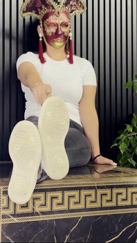 Versace Cube Foot Fetish – tiché olizování tenisek a intenzivní čichání bosých prstů