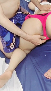 Une servante desi et une jeune maîtresse indienne se font baiser par la chatte