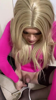 Slutty crossdresser lagi asik masturbasi pantatnya pakai mainan seks anal