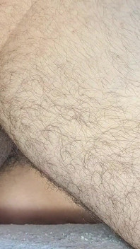 Acabando mucho esperma en el coño peludo
