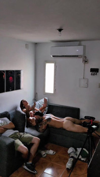 Scopare La Moglie Del Mio Migliore Amico Sul Divano Mentre Lui Guarda La TV.