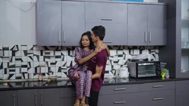 Hintli kız 18 yaşındaki sıkı amcık mutfakta sert seks yapıyor