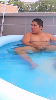Mulher se masturba na minha frente na piscina