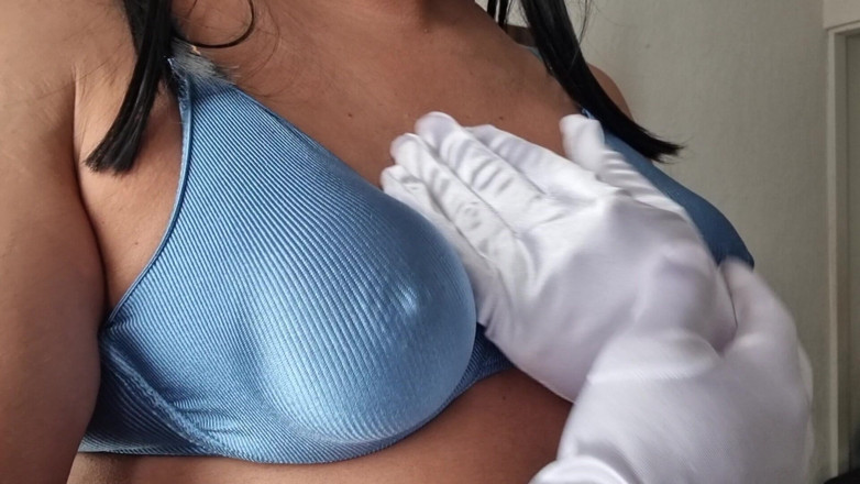 Only bras: Accarezzando i miei seni duri e sodi sotto il mio...