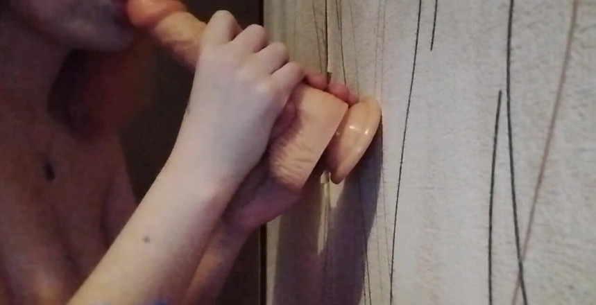 Miss_Kaprizzz19: Застенчивая девушка сосет член, тебе нравится, как я это делаю?