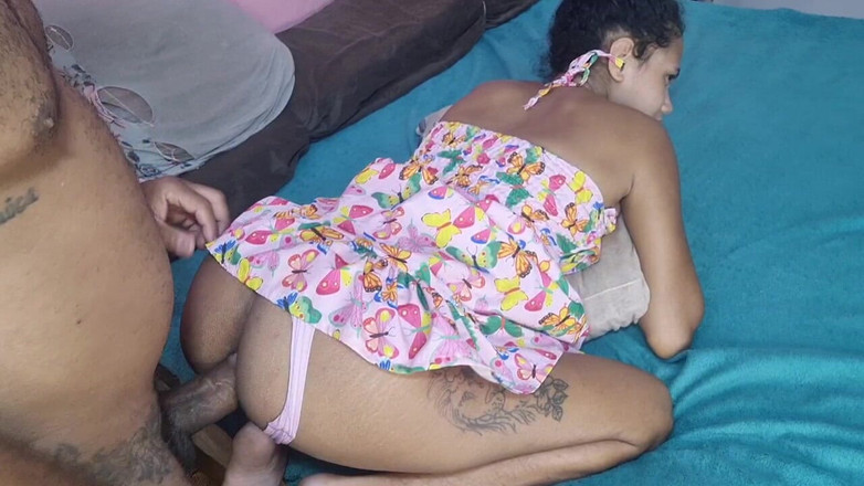 LeoOgro: Üvey baba, üvey kızına ihtiyaç duyduğu her yardımda yardımcı olmak için...