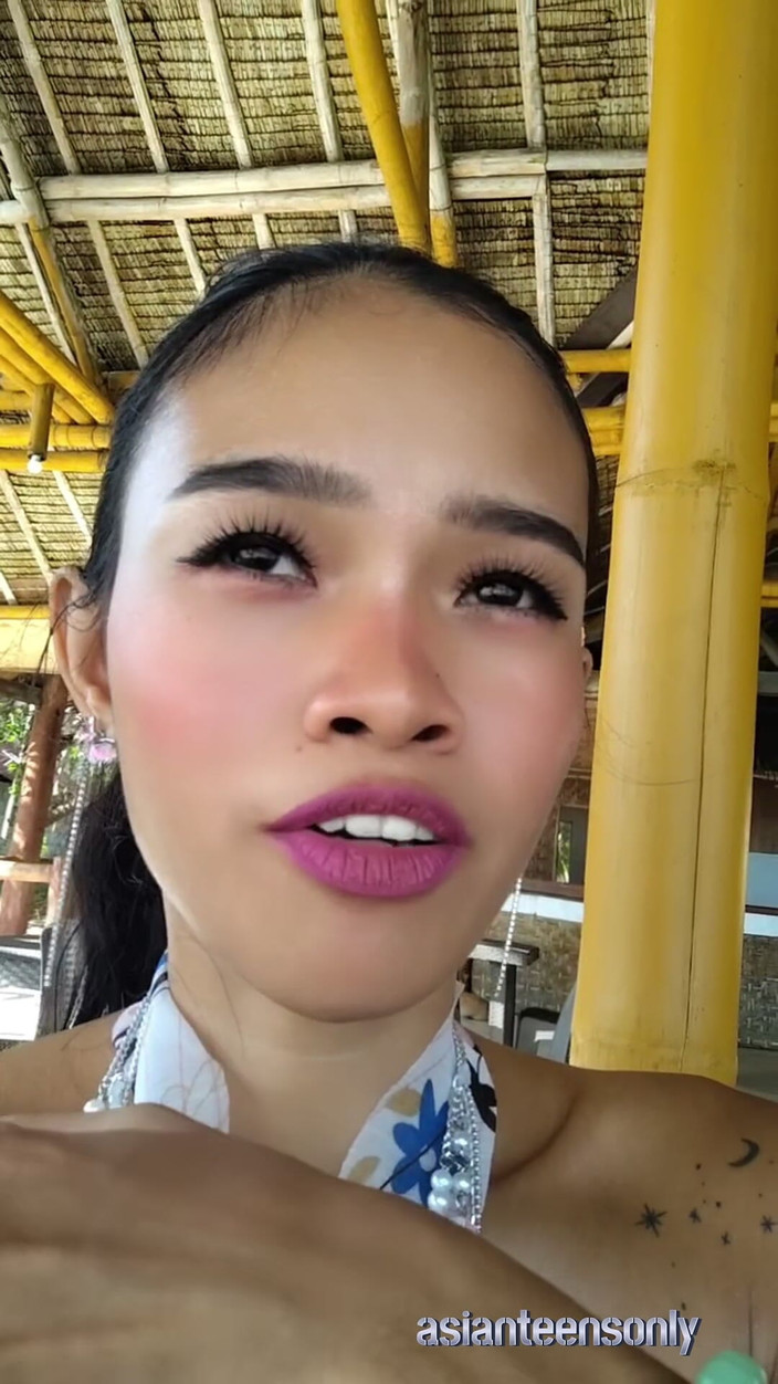 MaikaMann: 야외에서 즐거운 후 거대한 딜도를 소개하는 뷰티 스피치