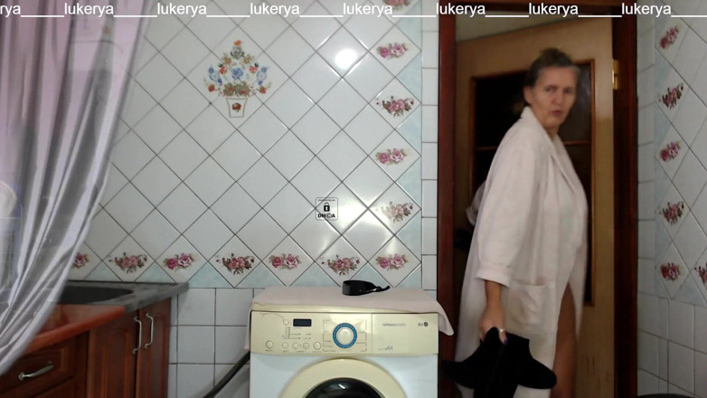 Lukerya: 부엌에서 드레싱 가운을 입은 핫한 안주인 Lukerya