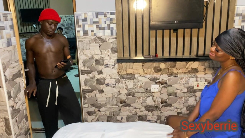 Sexy Berrie: Napalona gospodyni uwodzi i pieprzy Wielkiego Kutasa Houseboya