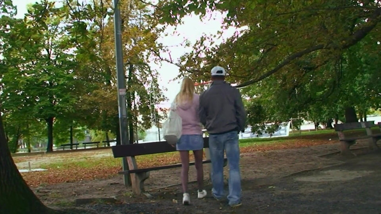 Wild outdoor milfs: Veřejný venkovní sex s výstřikem na obličej a tvrdé šukání