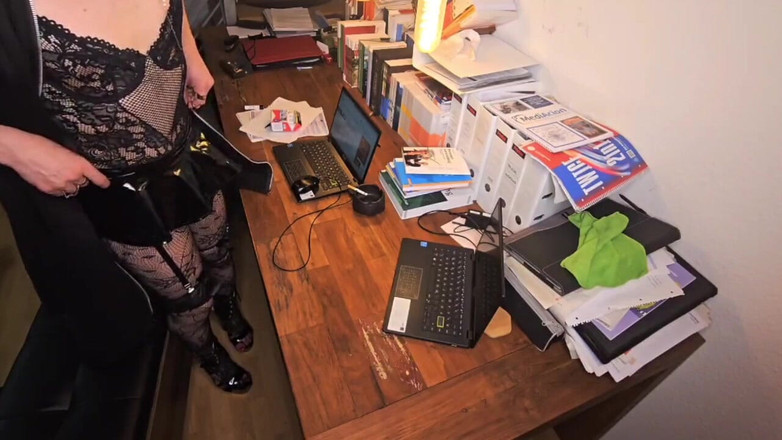 Blackfemboygerman: Femboy ist geil im büro