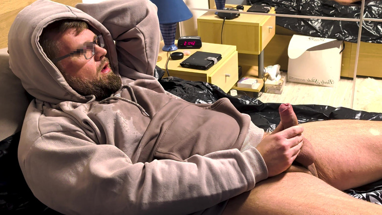 Alex Butt: Alex piscia sulla sua barba e sui suoi vestiti