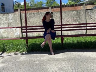 Elena917: Мастурбирую бананом и ест его на автобусной остановке в офисе, взгляд