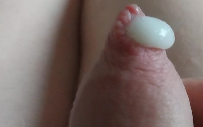 Cindy Belfast: Une petite bite jouit dans une culotte rose