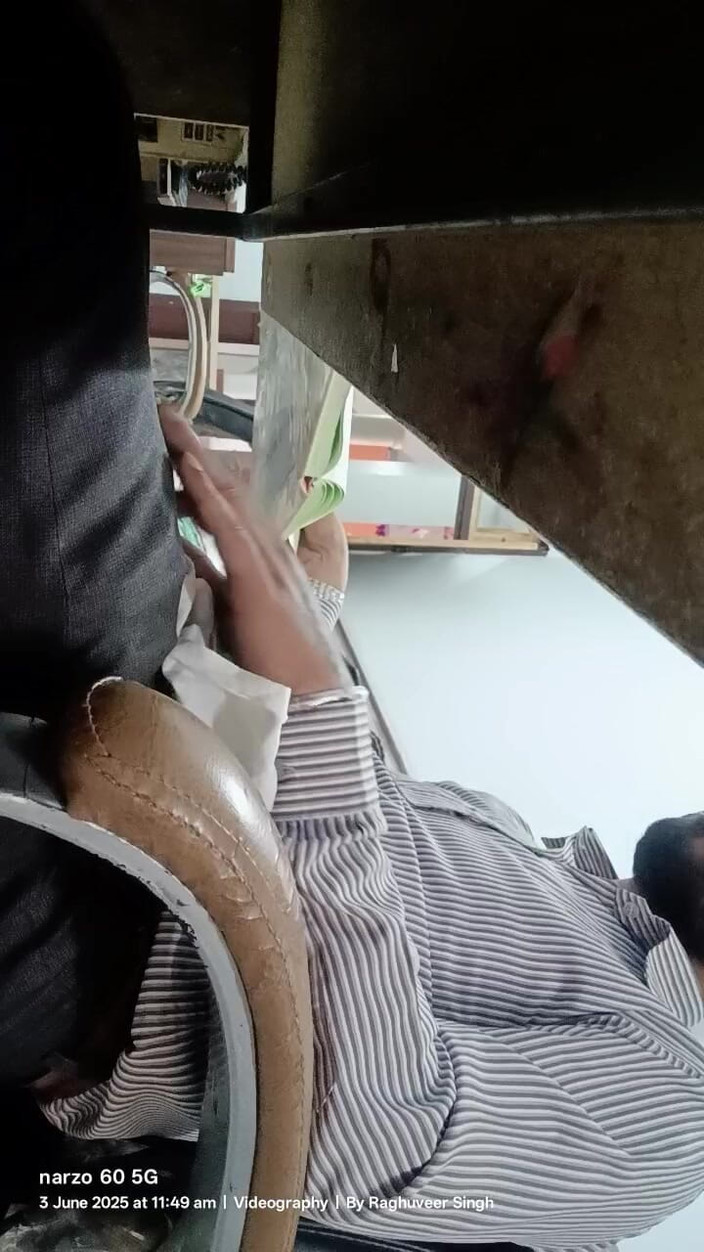 Rajasthani-old-lover: Hintli üvey baba ofiste ustalaşmanın tadını çıkarıyor