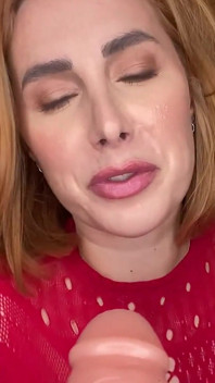 Tus esposas cierran los ojos y Paige Turnah se burla de ti con su coño y luego te chupa la polla para agradecer