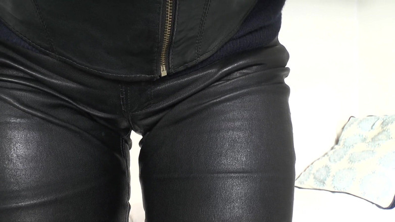 Lady Victoria Valente: 被绑在机器上的笼子里吞咽着陌生人，维多利亚·瓦伦特女士