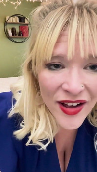 Inicio desde el oftalmólogo Alice muestra sus ojos con consoladores mientras la follas
