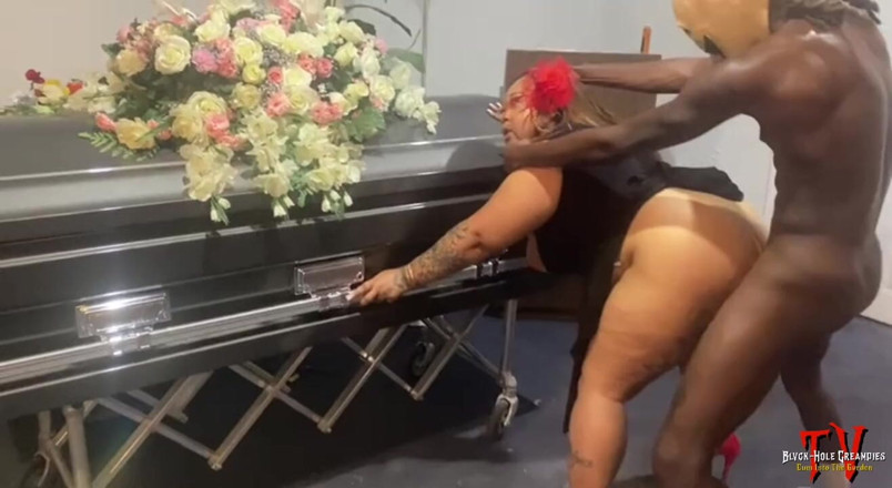 Blvck Rose TV: Dick-o-ween: Belaquis é fodida em funerária assombrada por BBC