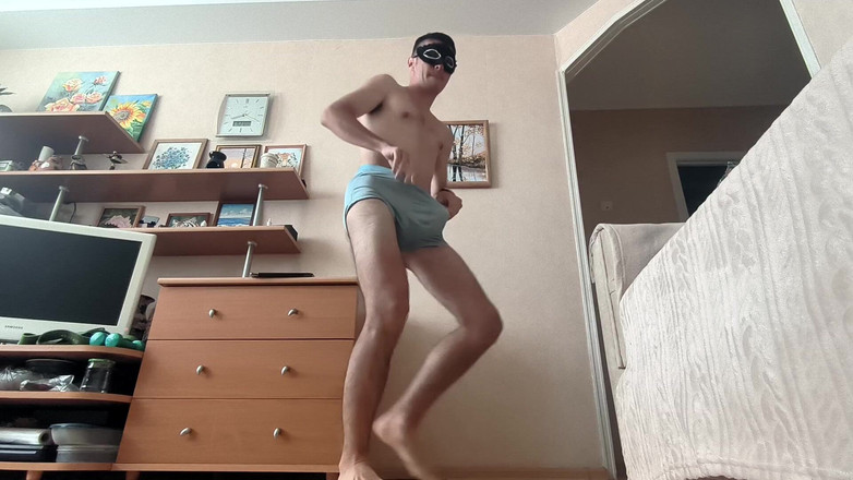 webcamboy98: Cậu bé khỏa thân lắc lư