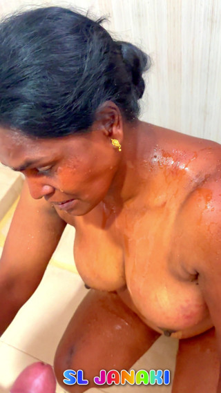 JANAKI: Per favore pisciami in faccia
