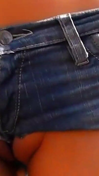 Une rousse latina en jean fait un cameltoe et se doigte la chatte
