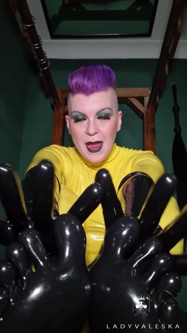 Lady Valeska: Adorando pies de látex y guantes de látex