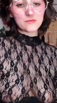 La mora in un sexy top di pizzo stretto