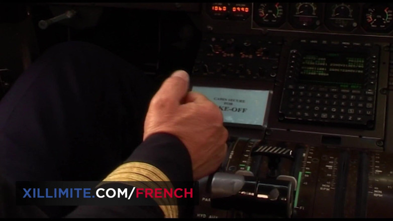 French girls at work: La hostess tettona si prende cura del pilota tra 2 voli