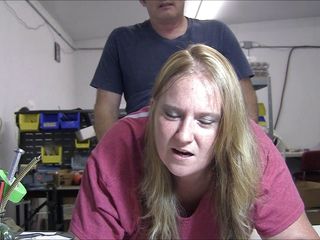 Vibra King Video: Jennifer wird bei der arbeit über einen tisch geritten