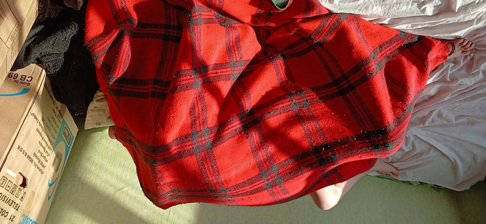 Lesbian-candys: Chytil jsem své lesbické spolubydlící pod přikrývkou a masturboval k...