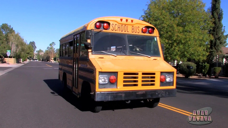 Bare Twinks: Andy o ia pe Roxy la o plimbare