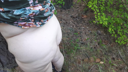 Helgafoxxy: Une BBW sexy se fait fouetter en plein air
