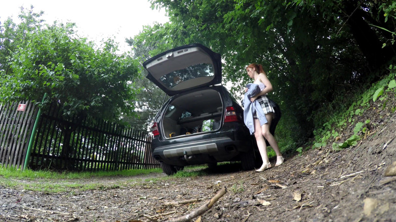 No panties TV: Hete roodharige in korte rok laadt een auto