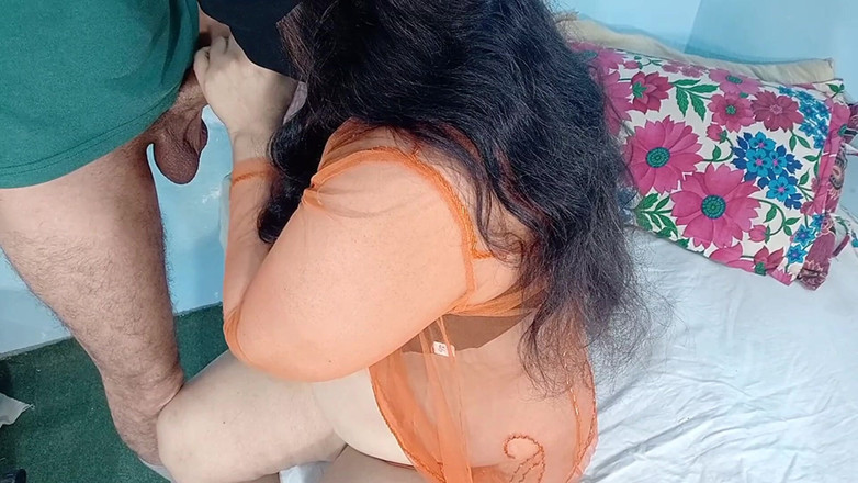 Netu: Une BBW indienne à gros nichons se tape ses seins dorés...