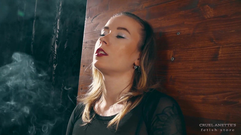 Cruel Anettes fetish world: Röker på nära håll
