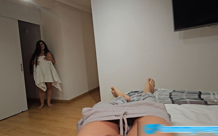 Tommyverga: Chị kế mông to trêu chọc tôi trong khăn tắm