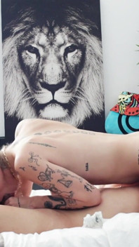 Curvilínea tatuada loira é fodida por fit asiático garanhão leo vice