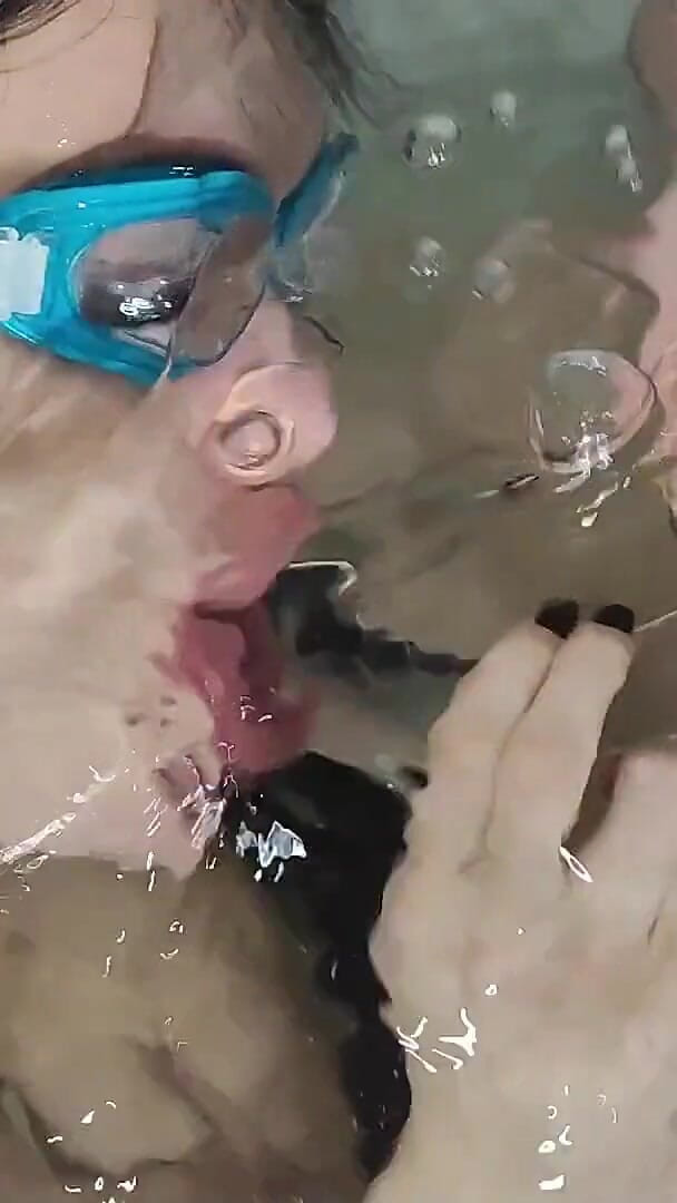 Princess18_: Perverzní podvodní dech drží lesbické anální hry