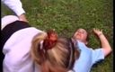 La France a Poil: Een studente met blonde dekbedden wordt geneukt op het gazon.