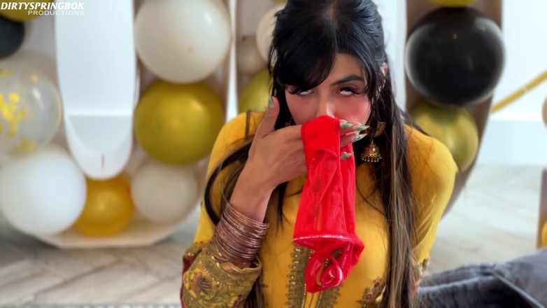 Aaliyah Yasin: Aaliyah Yasin Gets Horny Whilst Waiting for Her Guests