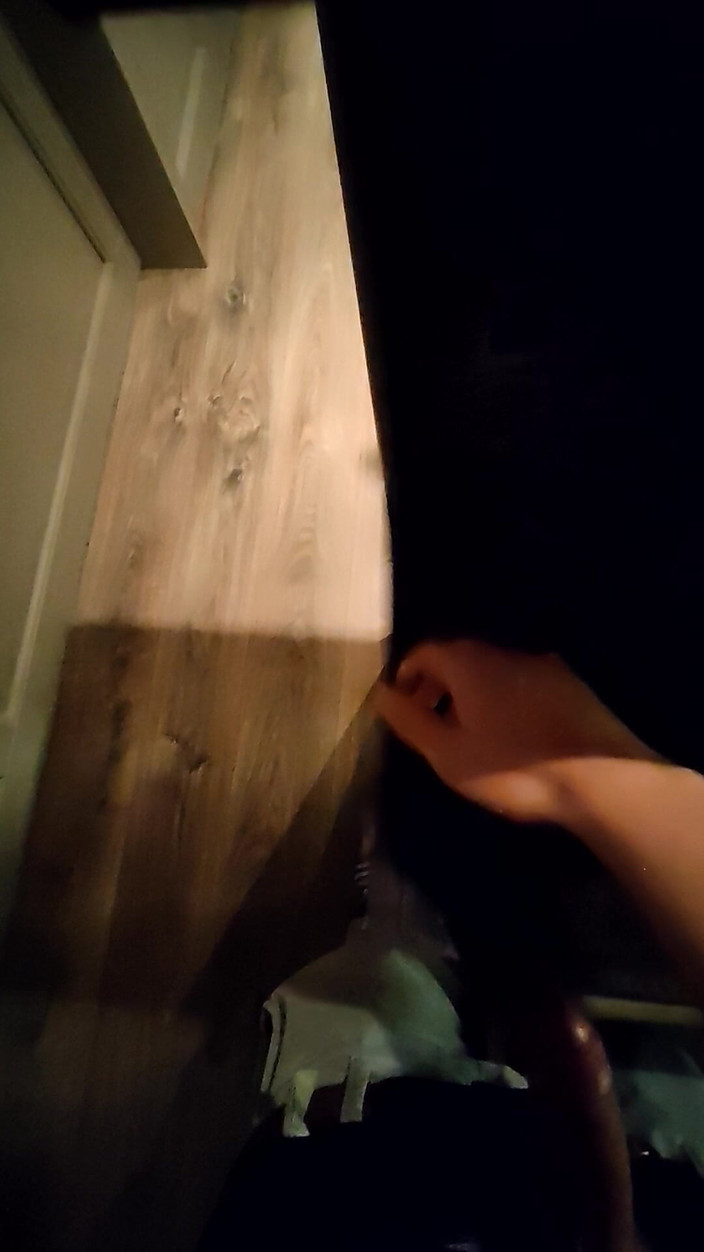 LcDream: Con cặc nhỏ xuất tinh trên ghế quầy bar trong...