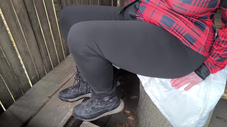 Bouncy Tits Action: Keer op keer hard slaan tussen de benen